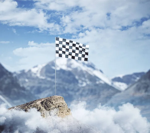 Dağın tepesinde damalı bayrağı — Stok fotoğraf