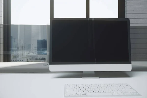 Desktop mit leerem PC — Stockfoto