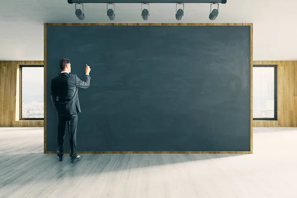 Man Menulis Pada Chalkboard — Stok Foto