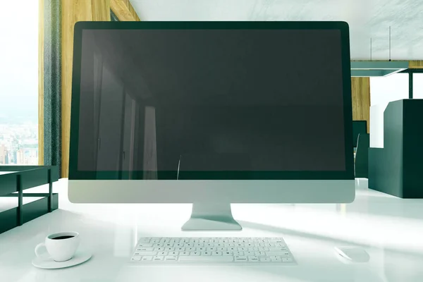Рабочий стол с пустым экраном компьютера — стоковое фото