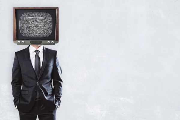 TV hombre sobre fondo de hormigón con copyspace — Foto de Stock