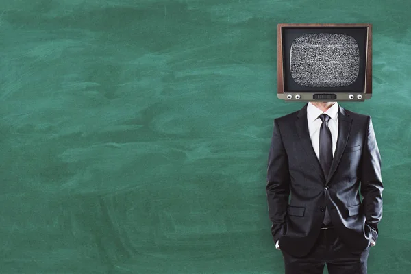 Телевізійний чоловік на крейдяному фоні з копійкою — стокове фото