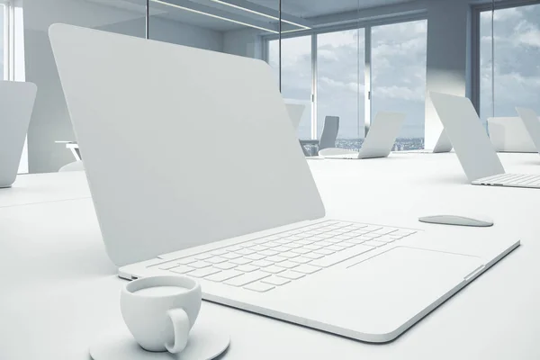 Seitenansicht des leeren weißen Laptops auf dem Tisch — Stockfoto