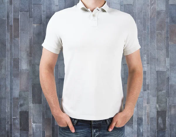 Mann trägt leeres Hemd auf hölzernem Hintergrund — Stockfoto
