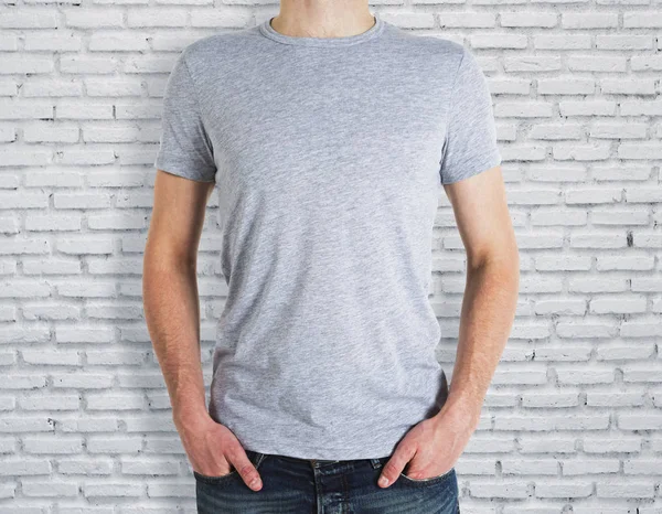 Hombre con camisa gris sobre fondo de ladrillo —  Fotos de Stock