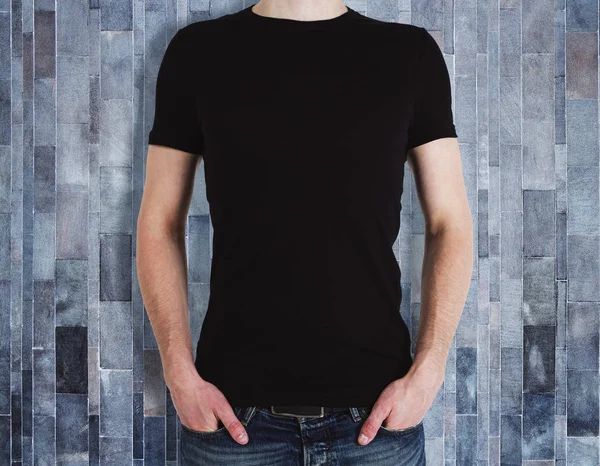 Hombre con camisa en blanco sobre fondo de madera —  Fotos de Stock