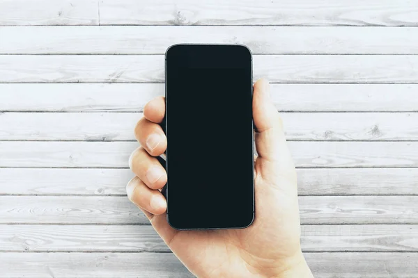 Мужская рука держит пустой смартфон — стоковое фото