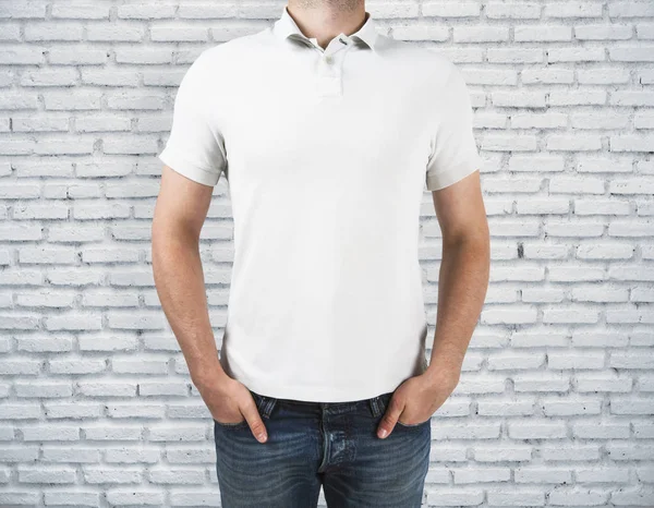 Mann trägt leeres Hemd auf Backstein-Hintergrund — Stockfoto