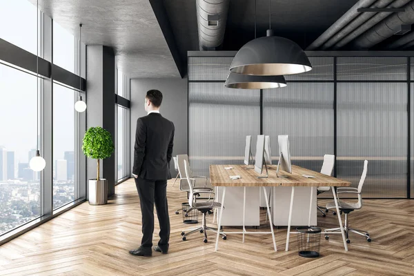 Podnikatel v minimalistickém kancelářském interiéru — Stock fotografie