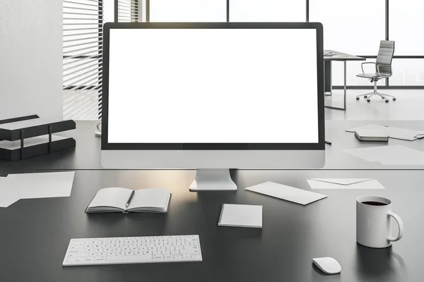Desktop mit leerem Computerdisplay — Stockfoto