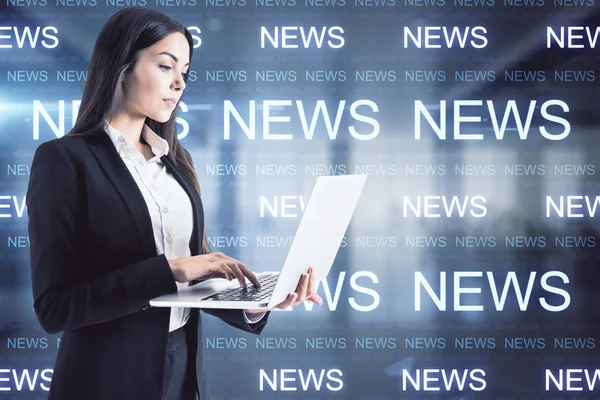 Mujer de negocios con portátil. —  Fotos de Stock