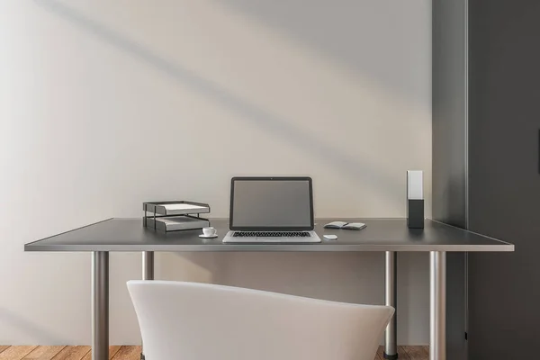 Ноутбук на современном офисе — стоковое фото