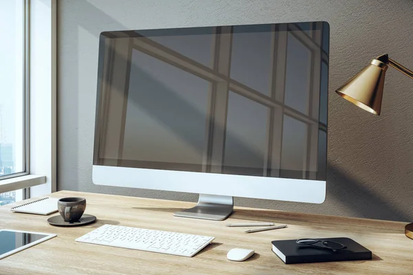 Stilvoller Designer-Desktop mit leerem Computer — Stockfoto