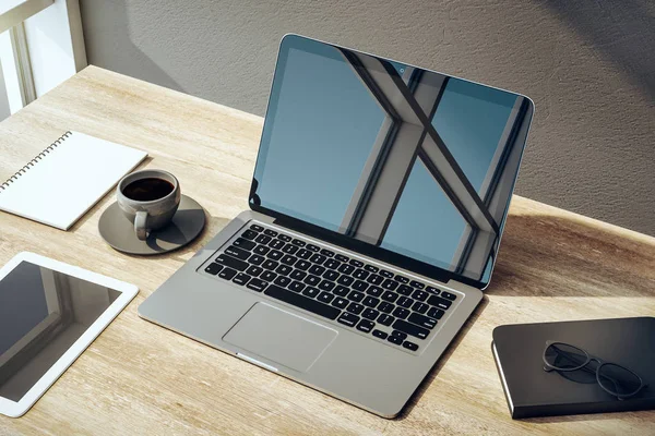 Ноутбук и планшет на рабочем месте — стоковое фото