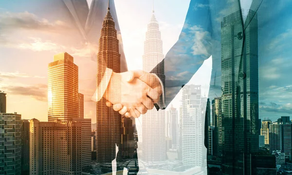 Businesspeople shaking hands — Stock Photo, Image