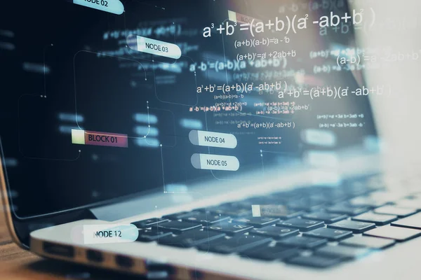 Laptop mit Devisendiagramm und mathematischen Formeln — Stockfoto