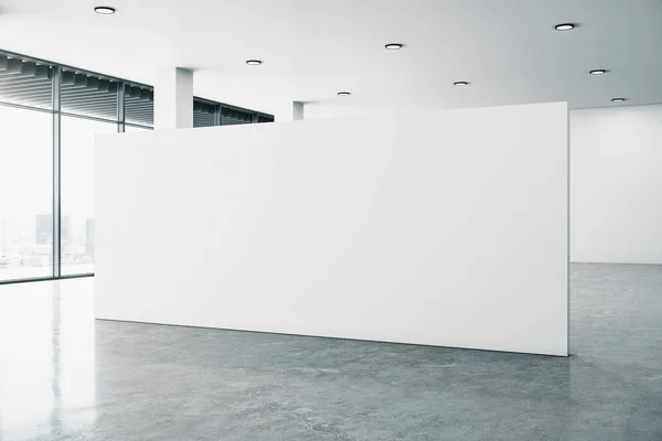 Galería minimalista interior con valla publicitaria — Foto de Stock