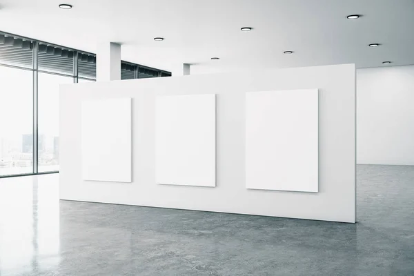 Galería minimalista interior con valla publicitaria — Foto de Stock