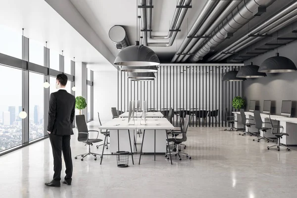 Byznysmen v interiéru betonářské kanceláře — Stock fotografie