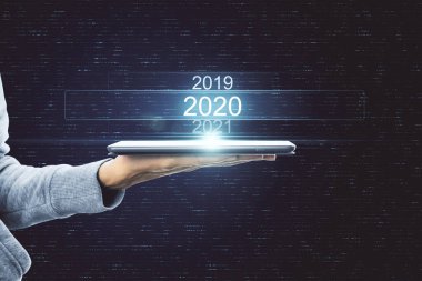 El ele tutuşan tablet ve parlayan metin 2020
