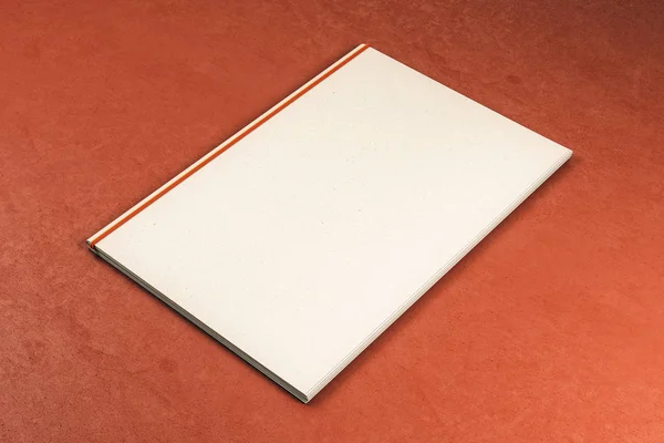 Livro branco em branco sobre fundo vermelho — Fotografia de Stock