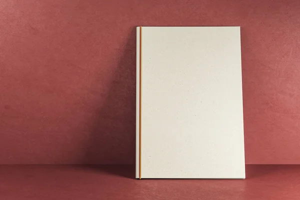 Livro de texto branco vazio no fundo vermelho — Fotografia de Stock