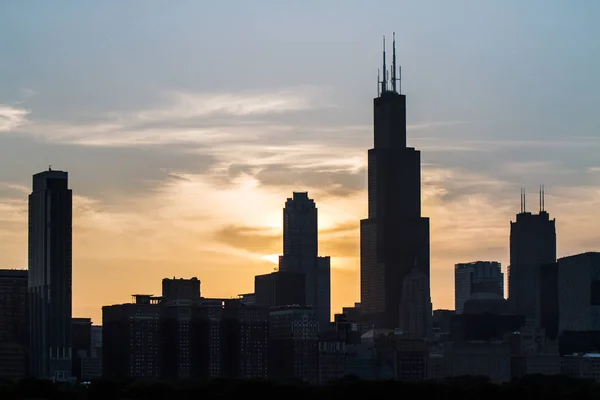 Подсветка на фоне Чикаго — стоковое фото
