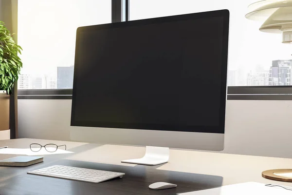 Рабочий стол с пустым черным экраном — стоковое фото