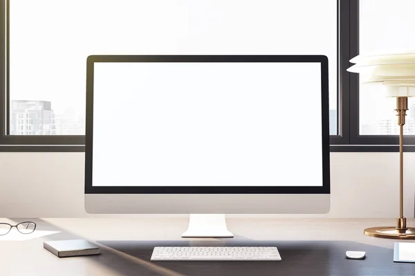 Desktop cu ecran de computer alb gol — Fotografie, imagine de stoc