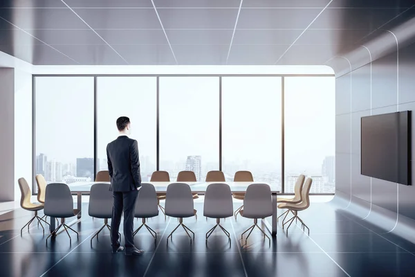 Empresario de pie en la sala de reuniones — Foto de Stock