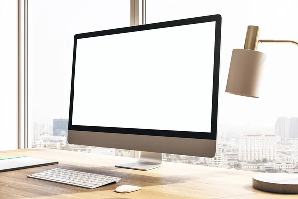 Escritorio de diseño con pantalla de computadora blanca —  Fotos de Stock