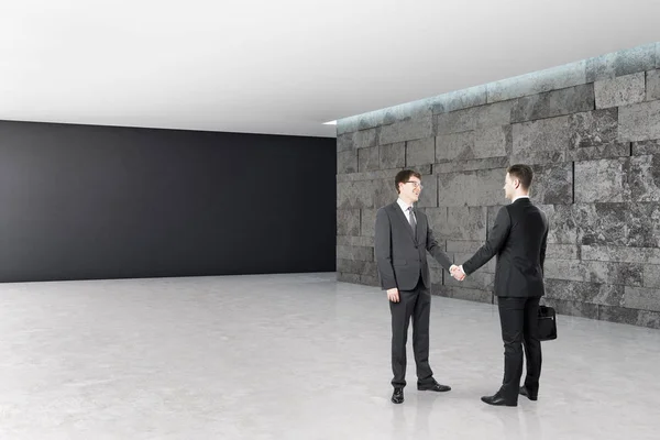 Uomini d'affari che stringono la mano in ufficio grigio — Foto Stock