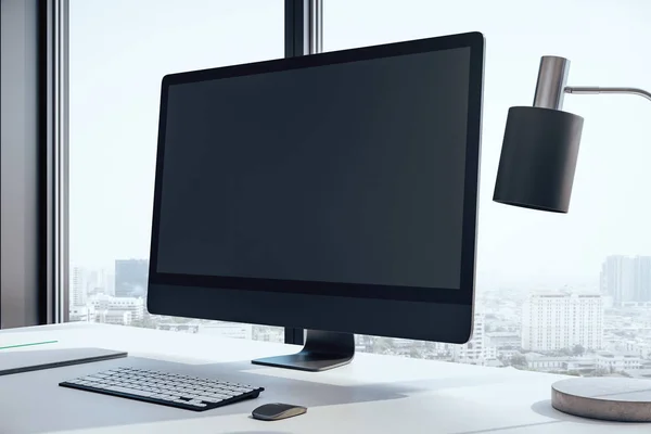 Área de trabalho com tela de computador preta vazia — Fotografia de Stock