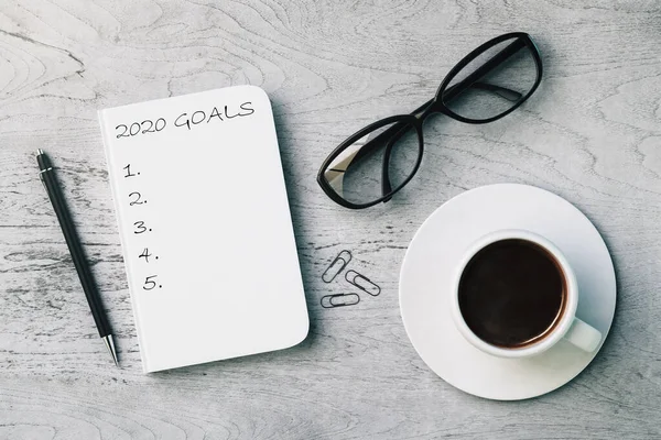 Desenho 2020 lista de metas em notebook e suprimentos . — Fotografia de Stock
