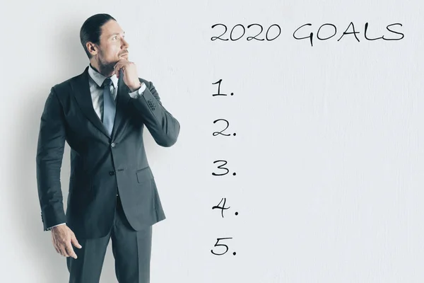 Empresário procura desenhar lista de metas para 2020 — Fotografia de Stock