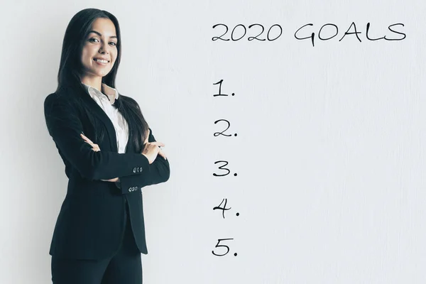 Счастливая деловая женщина и список целей 2020 — стоковое фото