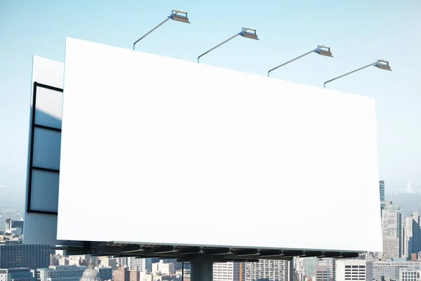 Töm vit banner på staden bakgrund. — Stockfoto