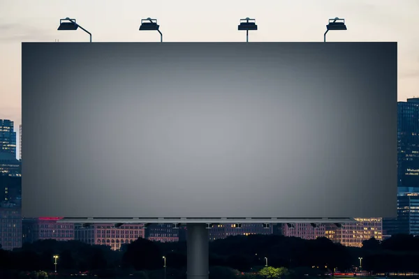 Пустой черный рекламный щит на фоне ночного города . — стоковое фото
