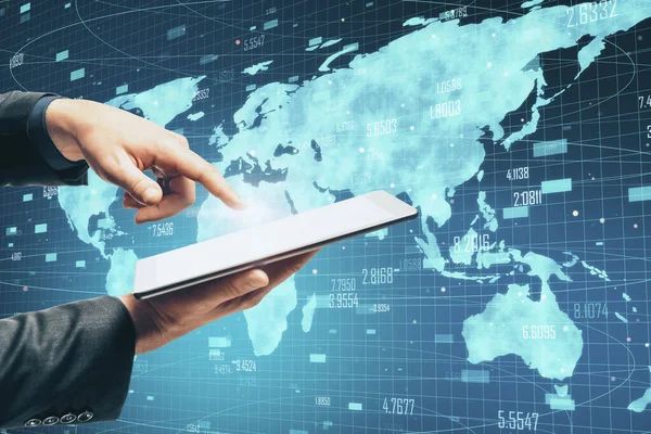 Üzletember kézfogás tabletta elvont globális hálózattal — Stock Fotó