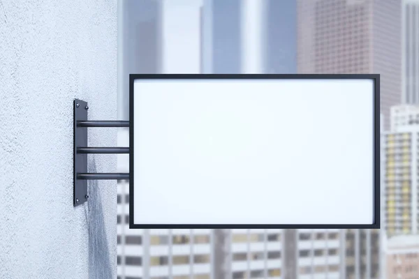 Leere schwarze rechteckige Fahne an der Wand. — Stockfoto