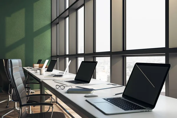 Coworking office i interiør med bærbar datamaskin – stockfoto