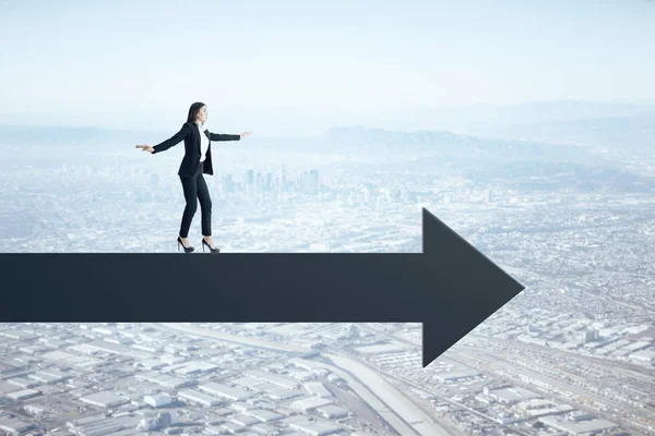 Flecha negra con mujer de negocios de pie — Foto de Stock