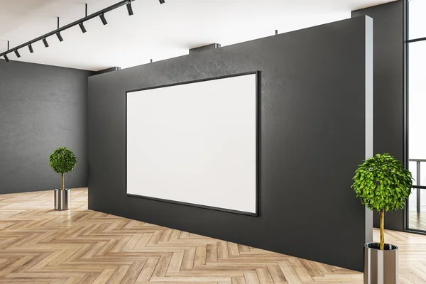 Hedendaagse grijze galerie interieur met blanco billboard — Stockfoto