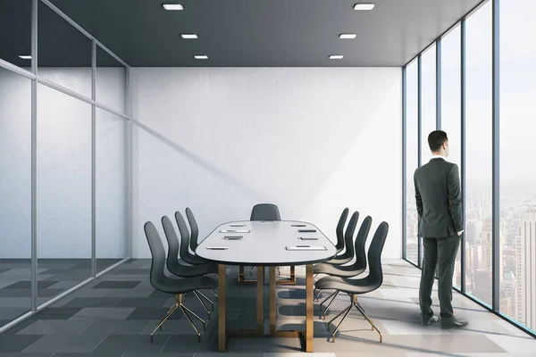 Empresários em pé na sala de conferências — Fotografia de Stock