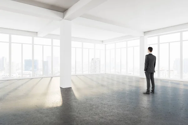 Jeune homme d'affaires debout dans l'intérieur moderne — Photo