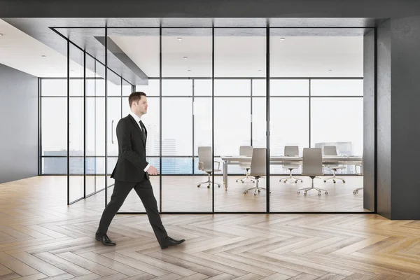 Uomo d'affari che cammina in sala riunioni — Foto Stock