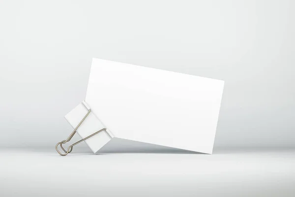 Weißer Visitenkartenstapel mit Metallclip — Stockfoto