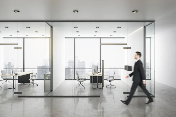 Молодой бизнесмен гуляет в современном офисе — стоковое фото