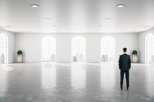 Empresario de pie en el interior de la galería moderna — Foto de Stock