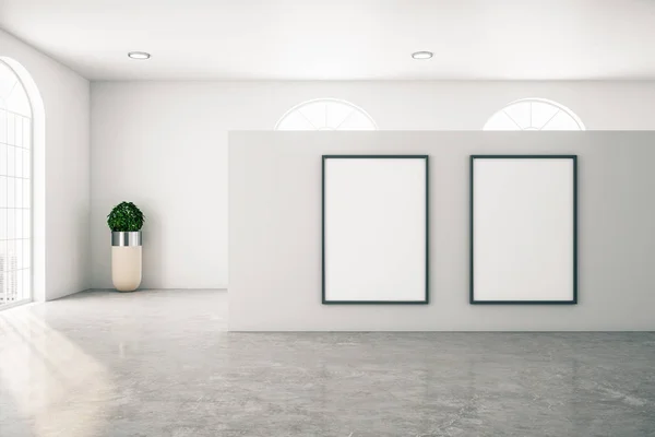 Luminoso interno della galleria con due poster — Foto Stock